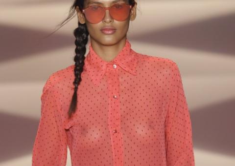 Desfile no Fashion Rio Verão traz transparência e seios à mostra